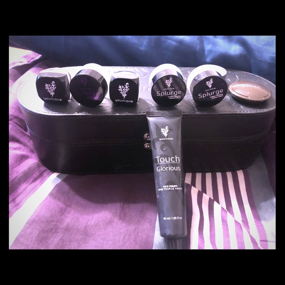 Younique Presenters Case with eyeshadows